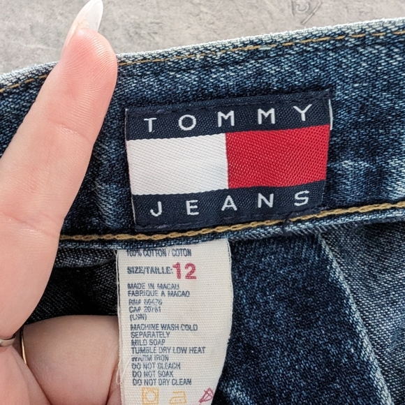 Vintage y2k 90s Tommy Hilfiger graphic belt denim shorts - Picture 4 of 4